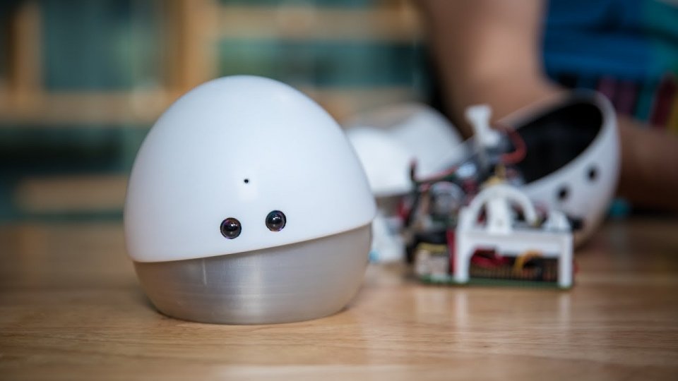mira-robot-desk-companion