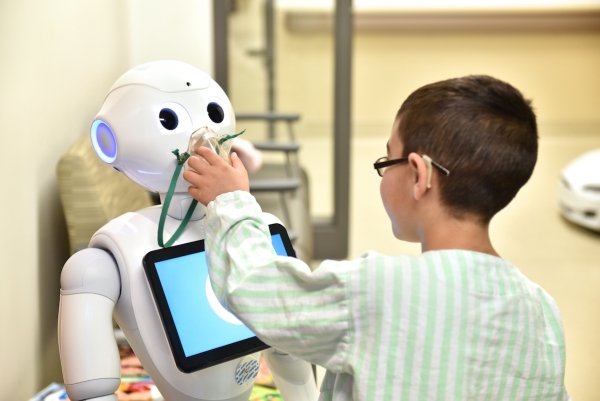 Pepper-helper-robot-covid19