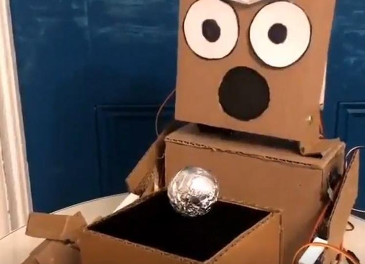 mario-the-maker-magician-robot-cardboard-intro